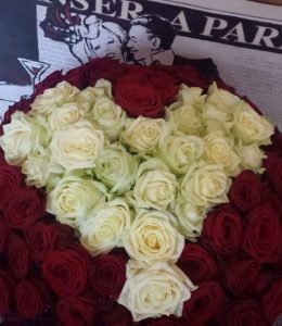 kytice složená z 51 kusů kvalitních růží v barevném provedení červená  a bílá